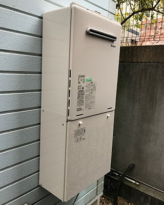 2020年2月14日、神奈川県厚木市にお住まいのK様宅のガス給湯器、リンナイ「RUF-V2405SAW」をリンナイ「RUF-A2405SAW(B)」にお取替させていただきました。