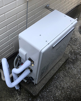 2020年8月2日、横浜市金沢区にお住まいのY様宅のガス給湯器、リンナイ「RUF-A2400SAG(A)」をリンナイ「RUF-A2400SAG(B)」にお取替させていただきました。