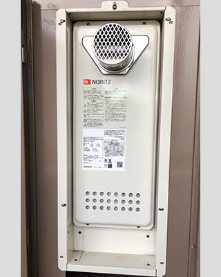 2020年12月19日、東京都府中市にお住まいM様宅のガス給湯器、ノーリツ「GT-2033SAWX-T」をノーリツ「GT-2053SAWX-T-4 BL」にお取替させていただきました。
