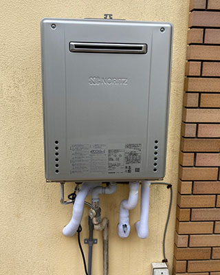 2021年4月17日、横浜市港北区にお住まいM様宅のガス給湯器、リンナイ「RUF-V2001SAW」をノーリツ「GT-C2462AWX-2 BL」にお取替させていただきました。