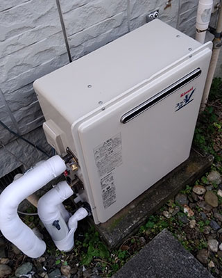 2019年12月24日、横浜市緑区にお住まいのS様宅のガス給湯器、リンナイ「RUF-V2400SAG」をリンナイ「RUF-A2400SAG(A)」にお取替させていただきました。