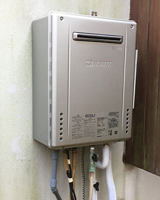 2020年1月11日、神奈川県鎌倉市にお住まいのK様宅のガス給湯器、リンナイ「RUF-V2405SAW」をノーリツ「GT-C2462SAWX BL」にお取替させていただきました。