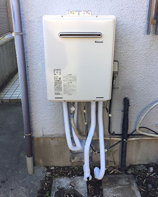 2020年2月6日、横浜市金沢区にお住まいのT様宅のエコキュート、ダイキン「RQW45HV」をリンナイのガス給湯器「RUF-A2405SAW(B)」にお取替させていただきました。