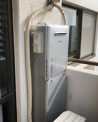 2020年3月22日、横浜市鶴見区にお住まいのU様宅のガス給湯器、東京ガス「AD-2805ARSW3Q」をリンナイ「RUF-E1616SAW」にお取替させていただきました。