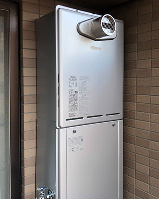 2020年2月9日、川崎市幸区にお住まいのU様宅のガス給湯器、リンナイ「RUF-V2401SAT」をリンナイ「RUF-E2406AT」にお取替させていただきました。
