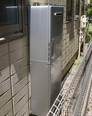 2020年5月7日、横浜市青葉区にお住まいのO様宅のガス給湯器、ノーリツ「GT-2428SAWX」をリンナイ「RUF-E2406AW」にお取替させていただきました。