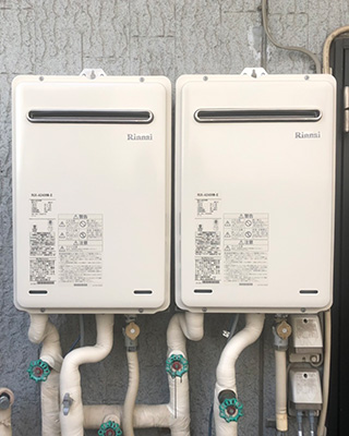 2020年4月14日、横浜市港北区にお住まいのK様宅のガス給湯器、TOTO「RGH16KF53-S」をリンナイ「RUX-A2406W-E」にお取替させていただきました。