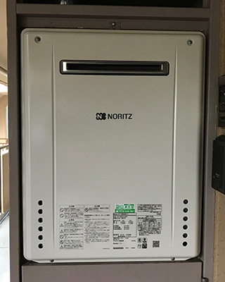 2020年4月18日、神奈川県鎌倉市にお住まいのA様宅のガス給湯器、ノーリツ「GT-2028AWX」をノーリツ「GT-2060AWX-1 BL」にお取替させていただきました。