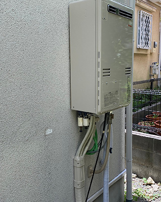 2020年5月13日、横浜市中区にお住まいのS様宅のガスふろ給湯器リンナイ「RUF-V2005SAW」と暖房専用熱源機 東京ガス「AS-1201ACS-W6」2台を1台のリンナイ「RUFH-A2400AW2-3」にお取替させていただきました。
