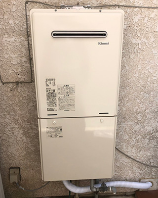 2020年5月8日、横浜市港北区にお住まいのK様宅のガス給湯器、リンナイ「RUF-V2001SAW」をリンナイ「RUF-A2005SAW(B)」にお取替させていただきました。