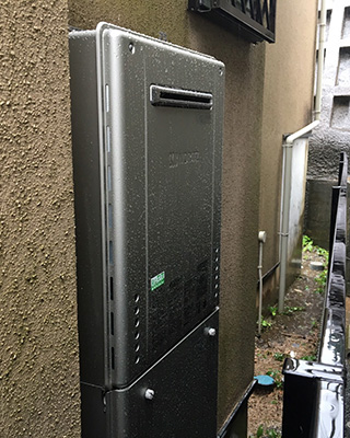 2020年6月28日、横浜市鶴見区にお住まいのD様宅のガス給湯器、ノーリツ「GT-2050SAWX」をノーリツ「GT-C2062SAWX BL」にお取替させていただきました。