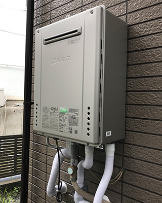 2020年6月20日、横浜市保土ヶ谷区にお住まいのY様宅のガス給湯器、TOTO「RGE24KS2-S」をノーリツ「GT-C2062SAWX BL」にお取替させていただきました。