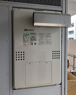 2020年7月23日、神奈川県平塚市にお住まいのM様宅のガス給湯器、ノーリツ「GTH-C2436AWX6H-L」をノーリツ「GTH-C2461AW6H-L BL」にお取替させていただきました。