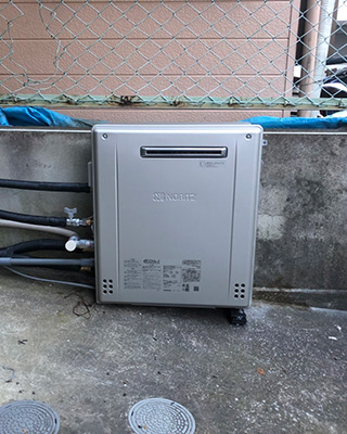 2020年8月7日、横浜市中区にお住まいのM様宅のガス給湯器、ノーリツ壁掛設置「GT-2427SAWX」をノーリツ据置設置「GT-C2462SARX BL」にお取替させていただきました。