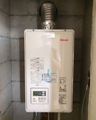 2020年8月2日、東京都江東区にお住まいのS様宅のガス給湯器、リンナイ「RUX-V1610FFUA-E」をリンナイ「RUX-V1615SFFUA-E」にお取替させていただきました。