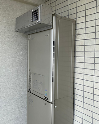 2020年8月14日、横浜市青葉区にお住まいのT様宅のTES熱源機、東京ガス「AT-4200ARSAW3Q-G」をリンナイ「RUFH-E2405AW2-3(A)」にお取替させていただきました。