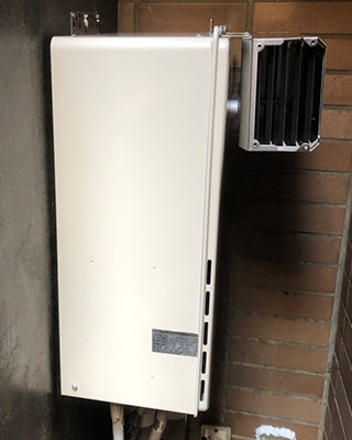 2020年8月16日、東京都杉並区にお住まいのK様宅のガス給湯器、リンナイ「RUF-V1615AA」をリンナイ「RUF-A1615AW(B)」にお取替させていただきました。