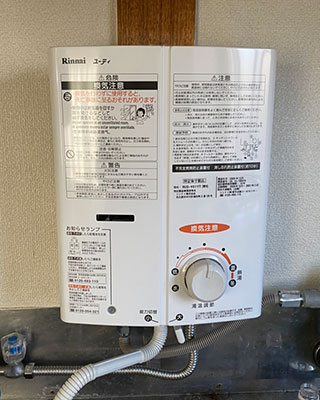2020年12月17日、東京都新宿区にお住まいF様宅の瞬間湯沸かし器、東京ガス「PA-4055G」をリンナイ「RUS-V51YT(WH)」にお取替させていただきました。