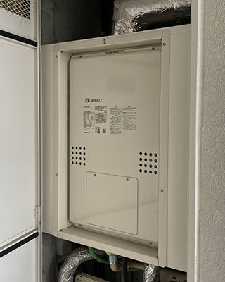 2023年1月19日、横浜市鶴見区にお住まいY様宅のガスふろ給湯暖房用熱源機、ノーリツ「GTH-2434SAWX3H-H」をノーリツ「GTH-2454AW3H-H BL」にお取替させていただきました。