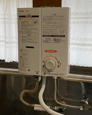 2021年2月24日、東京都板橋区にお住まいN様宅の瞬間湯沸かし器、パロマ「PH-5BW(A)」をリンナイ「RUS-V51YT(WH)」にお取替させていただきました。