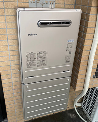2021年2月27日、横浜市神奈川区にお住まいK様宅のガス給湯器、TOTO「RGK16KS1-S」をパロマ「FH-1610AW」にお取替させていただきました。