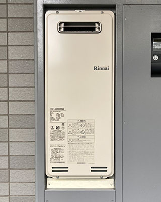 2021年8月16日、東京都葛飾区にお住まいK様宅のガス給湯器、リンナイ「RUF-VS2005SAW」をリンナイ「RUF-SA2005SAW」にお取替させていただきました。
