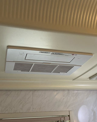 2021年8月22日、横浜市旭区にお住まいT様宅の浴室に浴室暖房乾燥機リンナイ「RBH-C338K1P」を新規に取付させていただきました。