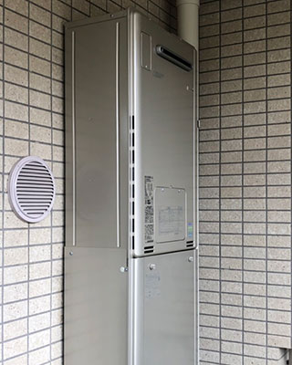 2021年7月31日、横浜市青葉区にお住まいM様宅のTES熱源機、東京ガス「IT4203ARSAW6CU(RUFH-K2400AW2-6)」をリンナイ「RUFH-E2405AW2-3(A)」にお取替させていただきました。