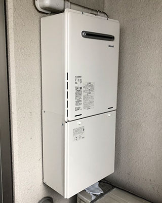 2021年8月8日、東京都豊島区にお住まいH様宅のガス給湯器、リンナイ「RUF-V2400SAW」をリンナイ「RUF-A2405SAW(B)」にお取替させていただきました。