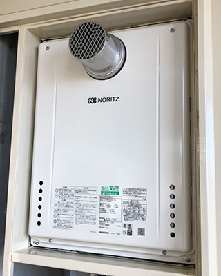 2021年11月14日、川崎市川崎区にお住まいK様宅のガス給湯器、ノーリツ「GT-2427SAWX-T-1」をノーリツ「GT-2460AWX-T-2 BL」にお取替させていただきました。