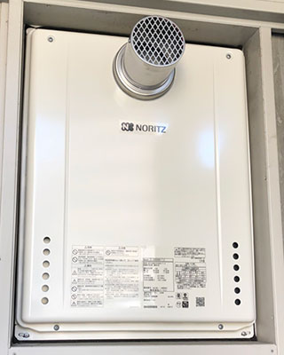 2022年2月27日、神奈川県海老名市にお住まいM様宅のガス給湯器、ノーリツ「GT-2428SAWX-T」をノーリツ「GT-2460AWX-T-2 BL」にお取替させていただきました。