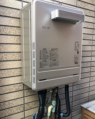 2021年11月6日、横浜市中区にお住まいI様宅のガス給湯器、リンナイ「RUF-V2401SAW」をパロマ「FH-2420AW」にお取替させていただきました。