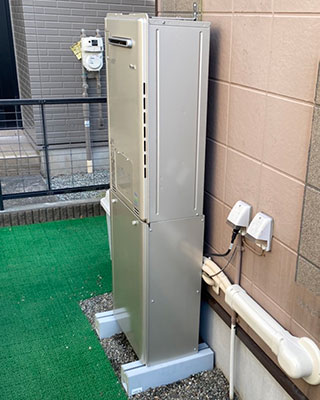 2022年8月7日、神奈川県横須賀市にお住まいS様宅のガス給湯器ハーマン「YM2050SA」と暖房専用熱源機 東京ガス「DS-1201ARSW6」をリンナイ「RUFH-E2405AW2-3(A)」にお取替させていただきました。