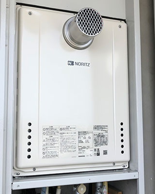 2022年4月13日、東京都立川市にお住まいK様宅のガス給湯器、ノーリツ「GT-2427SAWX-T-1」をノーリツ「GT-2460AWX-T-2 BL」にお取替させていただきました。