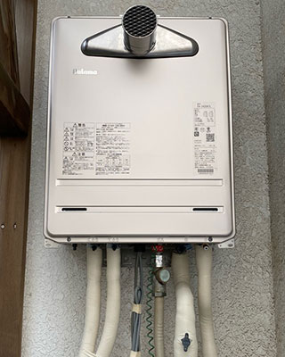 2021年12月5日、横浜市保土ヶ谷区にお住まいT様宅のガス給湯器、ノーリツ「GT-247SAWX」をパロマ「FH-2420ATL」にお取替させていただきました。