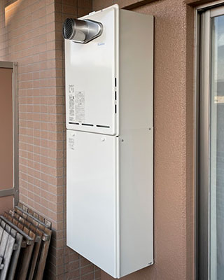 2021年12月29日、川崎市幸区にお住まいI様宅のガス給湯器、リンナイ「RUF-A2405SAT」をリンナイ「RUF-A2405AT-L(B)」にお取替させていただきました。