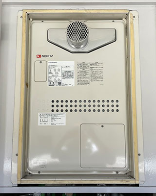 2022年7月28日、横浜市鶴見区にお住まいS様宅のガスふろ給湯暖房用熱源機、ノーリツ「GTH-2434AWX3H-T」をノーリツ「GTH-2444AWX3H-T-1 BL」にお取替させていただきました。