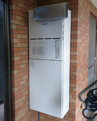 2022年8月22日、東京都葛飾区にお住まいS様宅のガスふろ給湯暖房用熱源機、リンナイ「RUFH-VD2400SAA2-3」をリンナイ「RVD-A2400SAA2-3(B)」にお取替させていただきました。