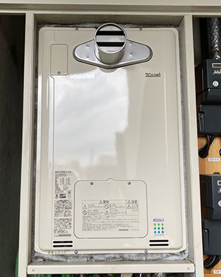 2022年7月6日、相模原市南区にお住まいK様宅のTES熱源機、東京ガス「IT4203ARS4AW3CU(RUFH-K2400AT2-3)」をリンナイ「RUFH-E2405AT2-3(A)」にお取替させていただきました。