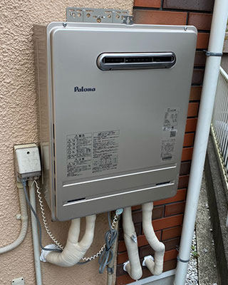2022年4月24日、横浜市中区にお住まいS様宅のガス給湯器、リンナイ「RUF-V2000SAW」をパロマ「FH-2020AW」にお取替させていただきました。