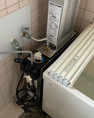 2022年3月17日、相模原市中央区にお住まいU様宅の浴室にノーリツのバランス釜「GUQ-5D BL」と浴槽を取付させていただきました。