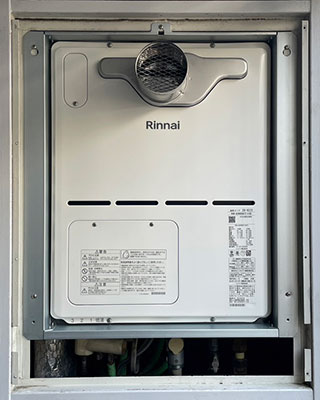 2023年4月20日、横浜市戸塚区にお住まいM様宅のガス給湯器、リンナイ「RUFH-VD2400SAT2-3」をリンナイ「RVD-A2400SAT2-3(B)」にお取替させていただきました。