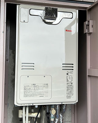 2023年4月25日、神奈川県横須賀市にお住まいT様宅のガス給湯器、東京ガス「DT-243RFA-AWL」をリンナイ「RUFH-A1610AT2-3」にお取替させていただきました。