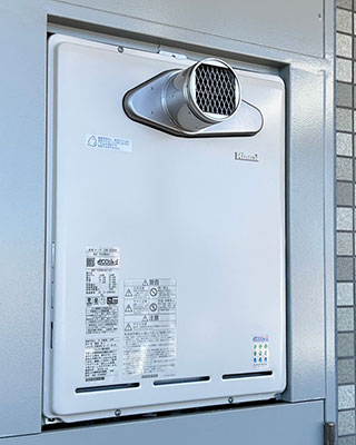 2022年12月24日、神奈川県厚木市にお住まいI様宅のガス給湯器、リンナイ「RUF-A2000SAW」をリンナイ「RUF-TE2000AT」にお取替させていただきました。