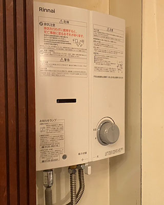 2023年3月31日、東京都港区にお住まいU様宅のガス瞬間湯沸かし器、東京ガス「KG-105SSD」をリンナイ「RUS-V53YTA(WH)」にお取替させていただきました。