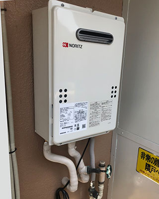 2023年5月17日、東京都葛飾区にお住まいT様宅のガス給湯器、ノーリツ「GQ-1637WS」をノーリツ「GQ-1639WS-1 BL」にお取替させていただきました。