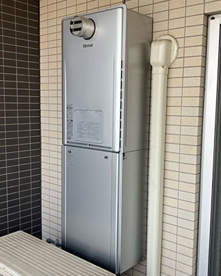 2023年6月18日、東京都荒川区にお住まいK様宅のガス給湯器、リンナイ「IT4203BRS4SW3QU(RUFH-V2403SAT-2-3(A))」をリンナイ「RUFH-E2408AT2-3」にお取替させていただきました。