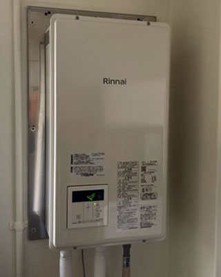 2023年8月31日、東京都渋谷区にお住まいB様宅のガス給湯器、リンナイ「RUX-V1615SFFBA-E」をリンナイ「RUX-V1615SFFBA(A)-E」にお取替させていただきました。