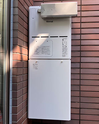 2023年9月10日、東京都中野区にお住まいO様宅のガス給湯器、パロマ「DH-N2412AWADL」をリンナイ「RVD-A2400AA2-3(B)」にお取替させていただきました。